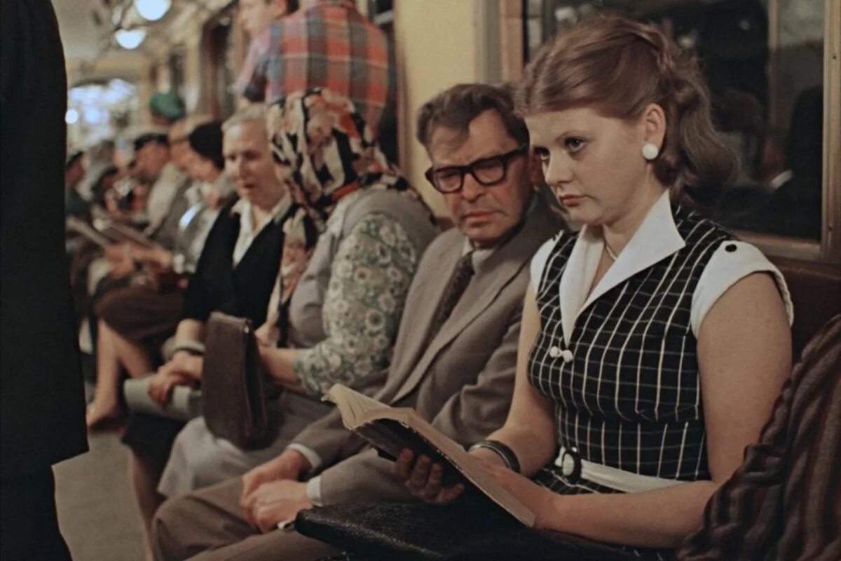 Москва слезам не верит муравьева в метро. Московская киностудия мосфильм съемки. Алентова москва слезам не верит. Кинофильмы в москве. Кинотеатр каро 11 октябрь москва.