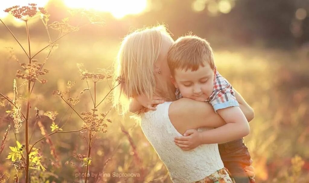 С мамой всегда тепло. Мамины объятия. Обнимает ребенка. Нежность счастье дети. Мама и ребенок обнимаются.