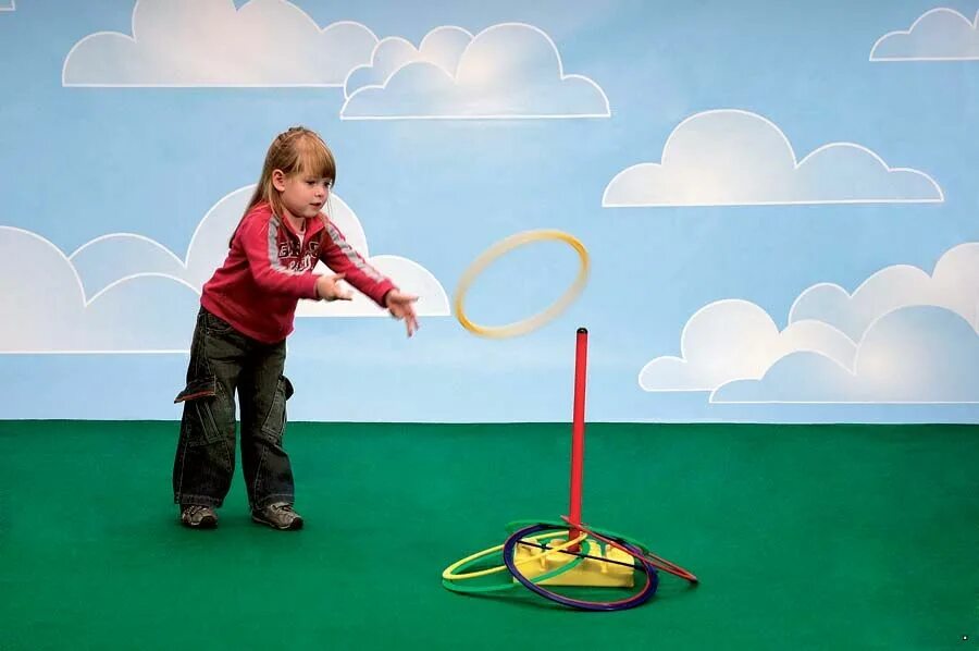 Игра с палочкой и обручами 5. Кольцеброс уличный для детей в детском саду. Серсо игра для детей. Серсо в детском саду. Кольцеброс для детей.