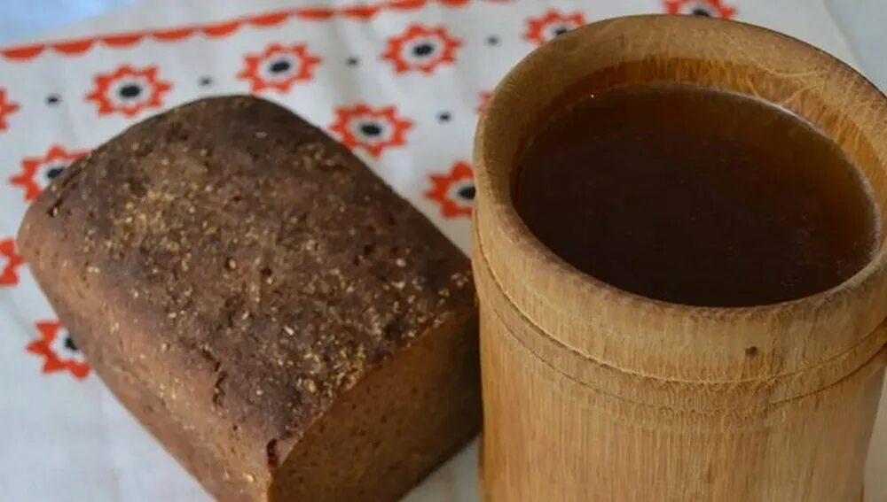 Рецепт кваса из черного хлеба с дрожжами. Квас. Хлебный квас. Квас домашний. Домашний квас из черного хлеба.
