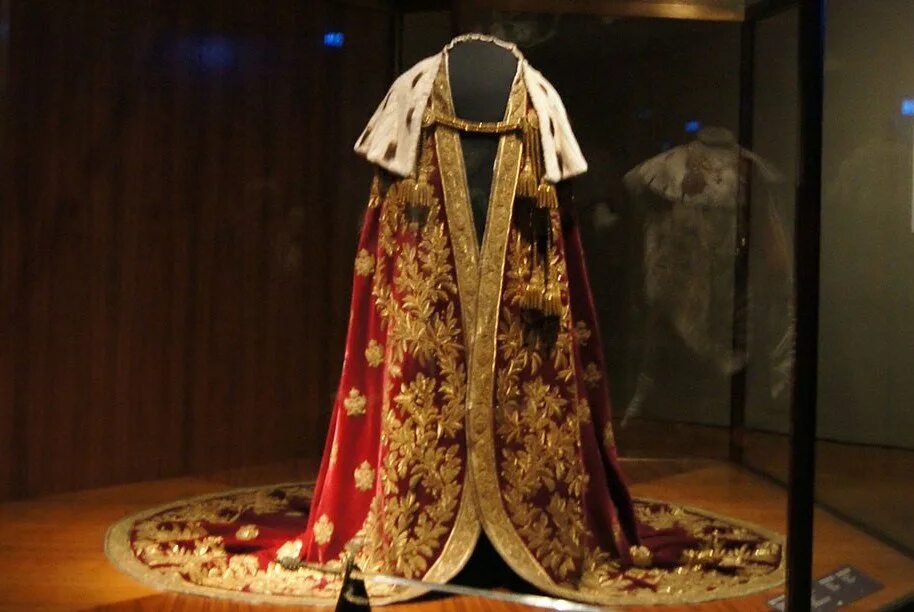 Порфира (мантия) (багряница). Порфиру это в литературе. Порфиру одежда. Коронационное платье елизаветы петровны. Порфира мантия монарха.