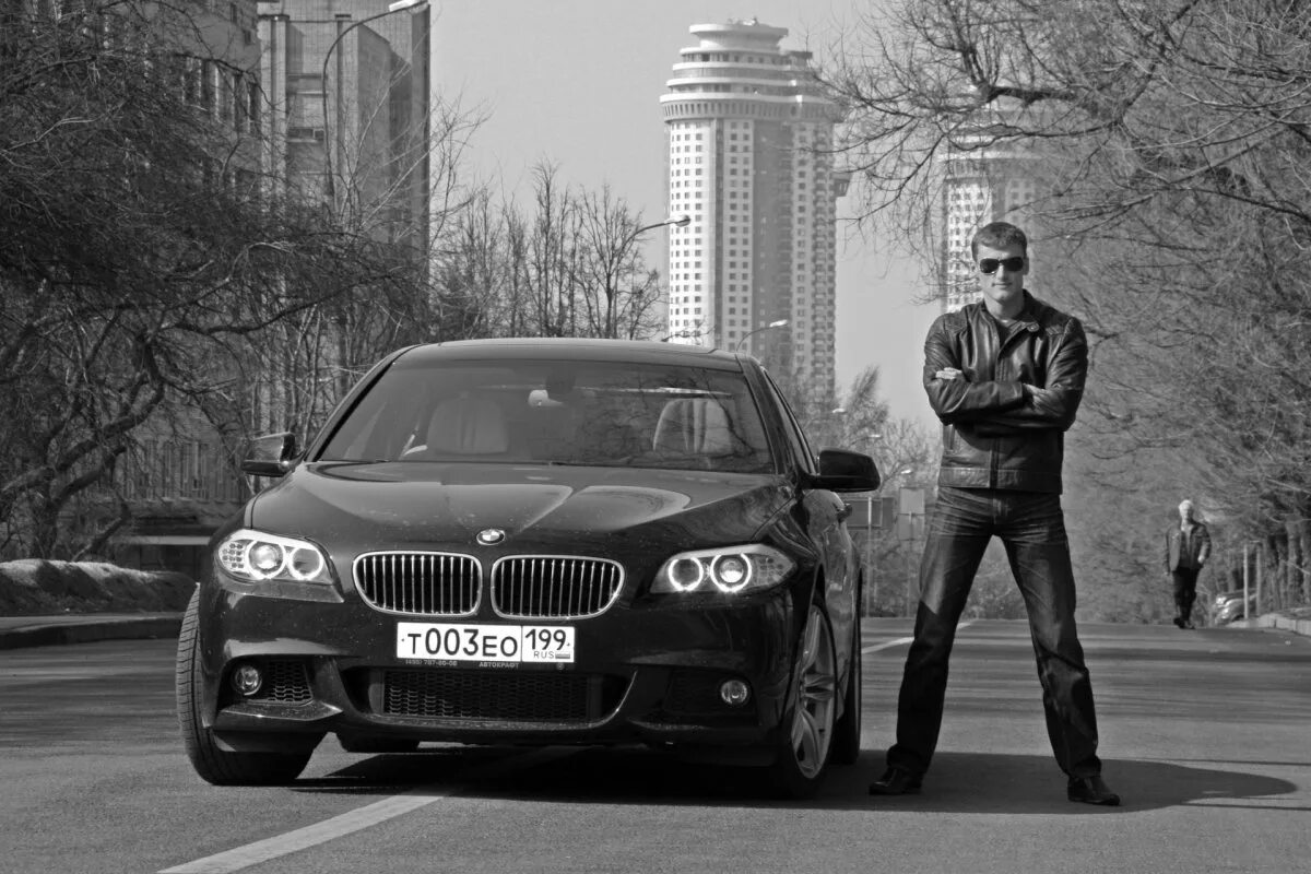 На блатных номерах катит бэха