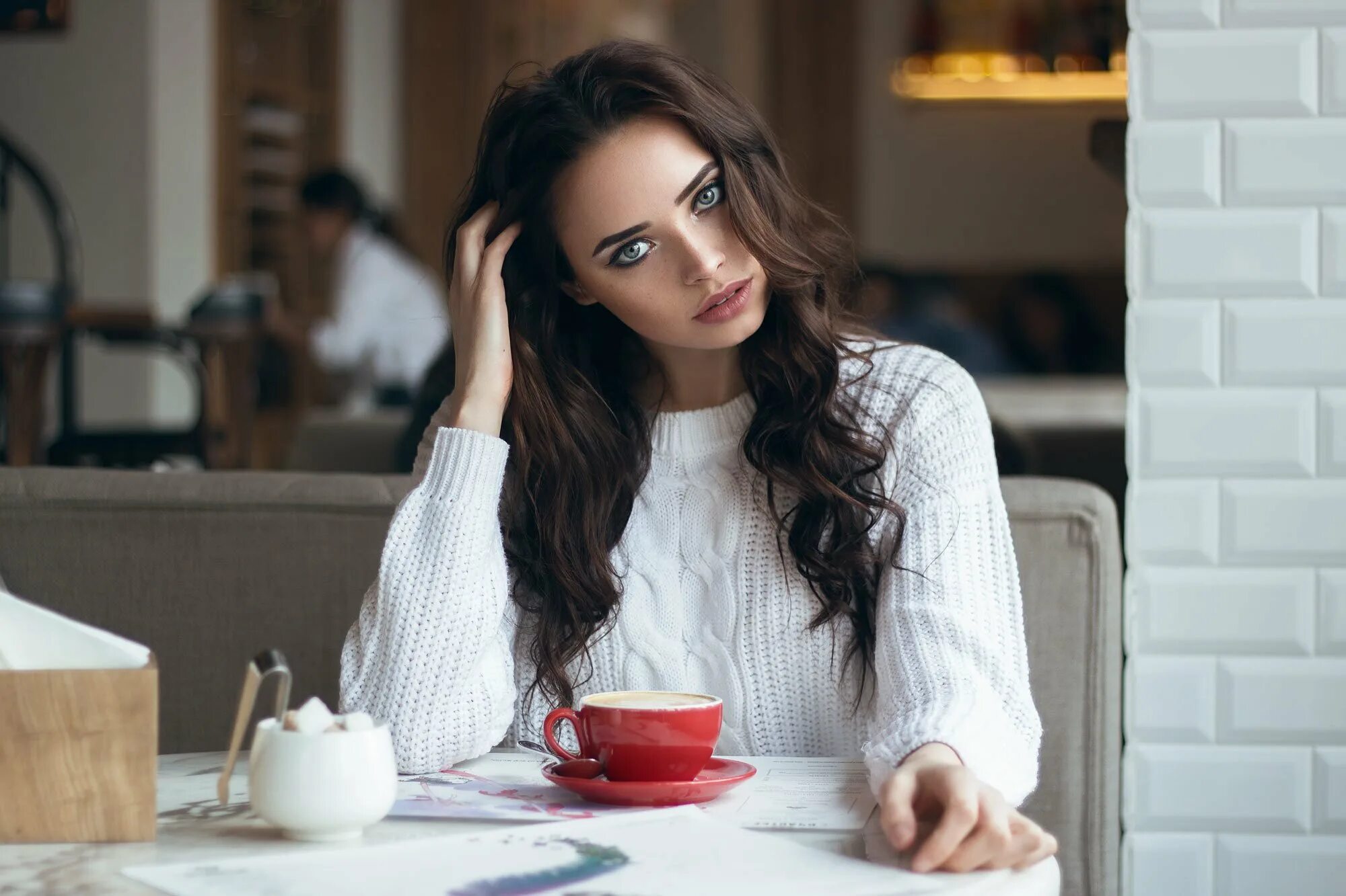 Утро брюнетки. Девушка с кофе. Девушка в кафе. Красивая девушка в кафе. Фотосет в кофейне.