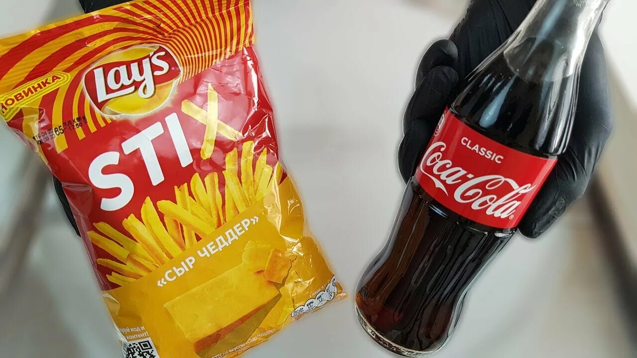 Чипсы кока колы. Чипсы с кокаколой. Чипсы сухарики кола. Чипсы и кола. Чипсы и кола.