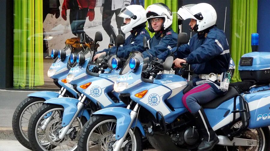 Полицейский мотоцикл. Полицейские мотоциклы в России. Мотополиция Москва. Греческая полиция мотоциклы. Можно ли таранить мотоцикл полицейским