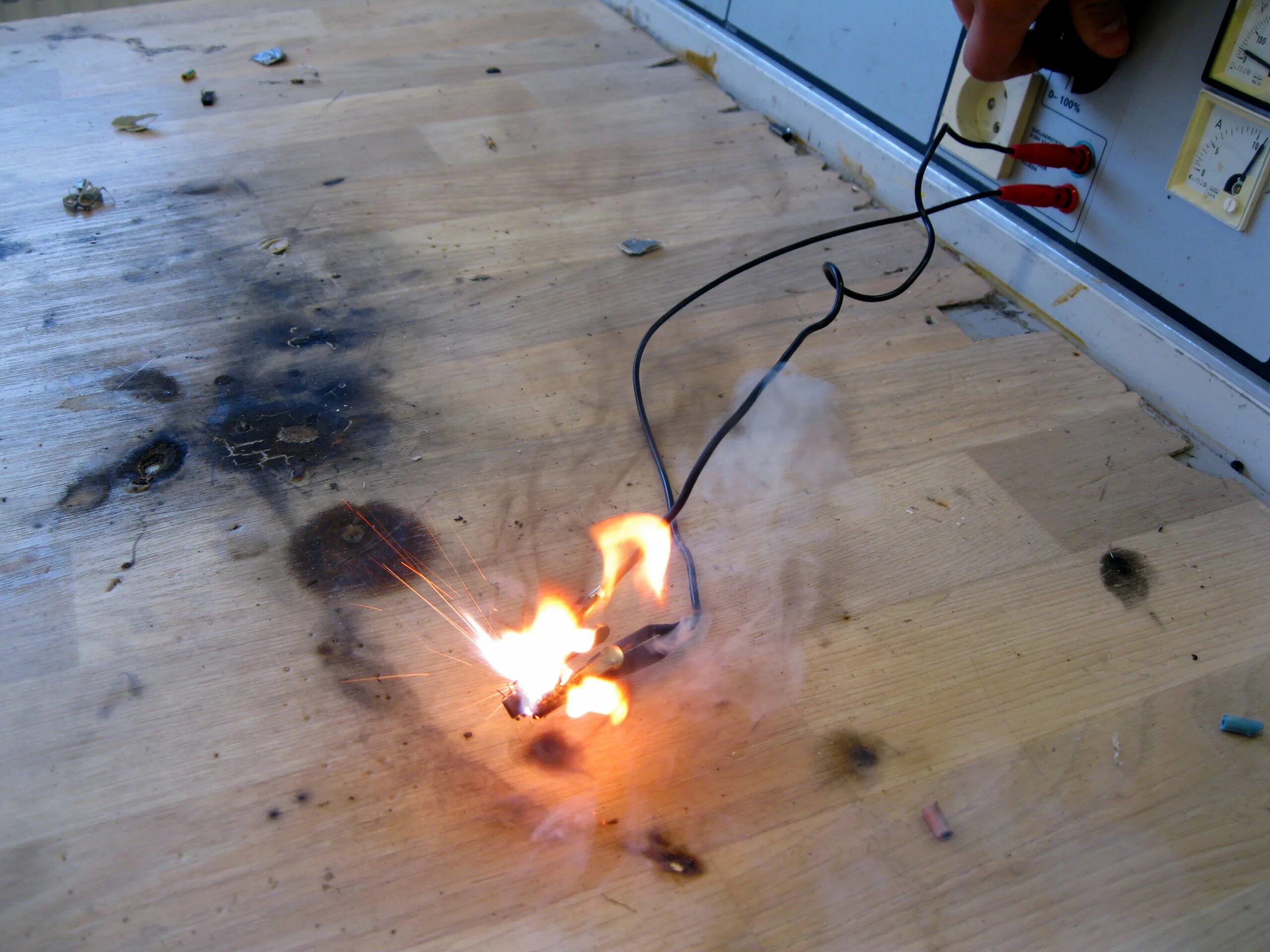 сгоревший удлинитель. сгоревший провод. горящая электропроводка. горящая электропроводка. горит проводка в квартире.