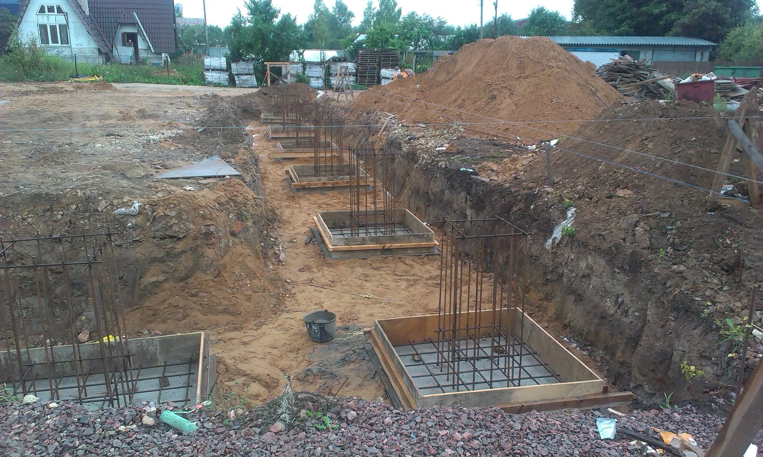 Рытье котлована экскаватором. Мтз-82 копка посадочных ям. Земляных работ фундамент. Земляных работ фундамент. Разработка котлована под фундамент.