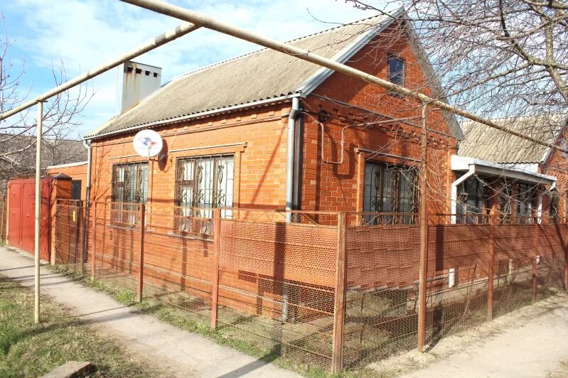 Кубанский дом две части. Дом кубанец. Кубань жилье. Кубанский дом две части. Краснодарский край славянск на кубани дом.