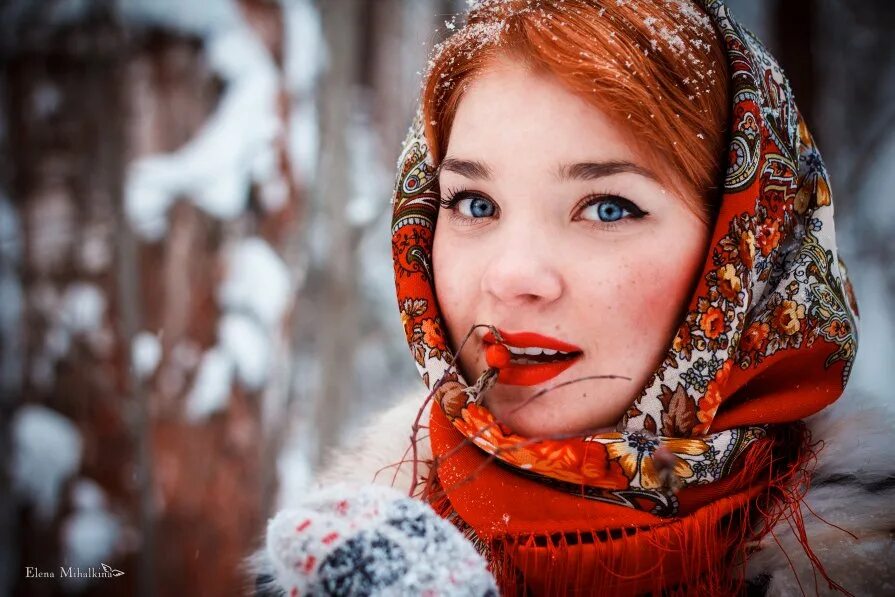 Девушка в русском платке. Русская девушка. Женщина в русском платке. Красивые славянские девушки. Румяные красавицы.