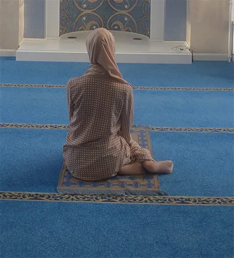 чтение намаза для начинающих женщин. расположение ног при намазе. ноги во время намаза. ноги во время намаза. положение рук при намазе.