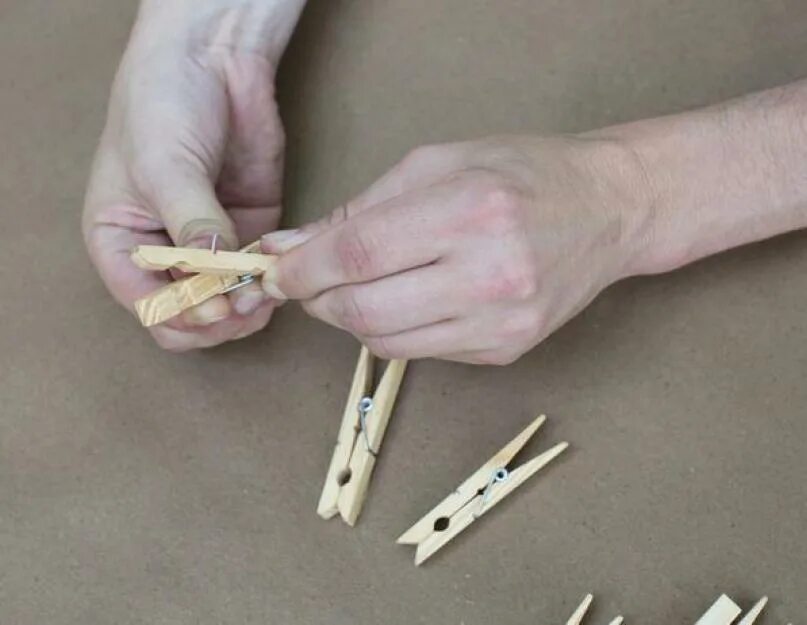 Пистолет своими руками из прищепки. Длинная прищепка из дерева. Прищепка деревянная. Самодельные перощипки. Починить прищепку.