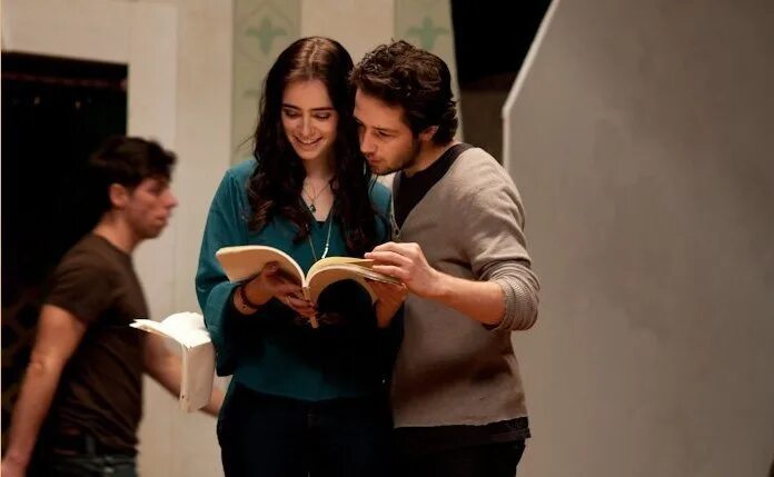 сериал учительница нетфликс. сериал a teacher 2020 ник робинсон. ученик влюбился в учительницу название. люси хейл милые обманщицы 1 сезон. ученик влюбился в учительницу название.