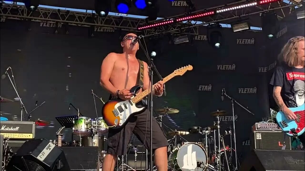 Не дарить мамы сыновьям гитары. Не дарить мамы сыновьям гитары. Группа гитарный подряд. Подарите сыновьям гитары. Гитары песня бригадный подряд.