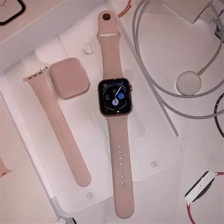 Starlight loop apple watch. Комплектация Эппл вотч se 40mm. Комплектация Apple watch se 40mm. Apple watch se 40mm бежевый. Apple watch se 40mm и 44mm.