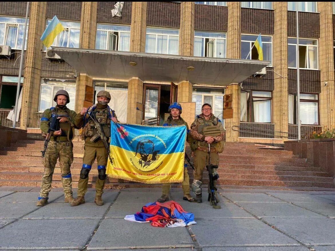 Оставшиеся войска украины. Украинские войска. солдаты россии на украине. военный флаг украины.