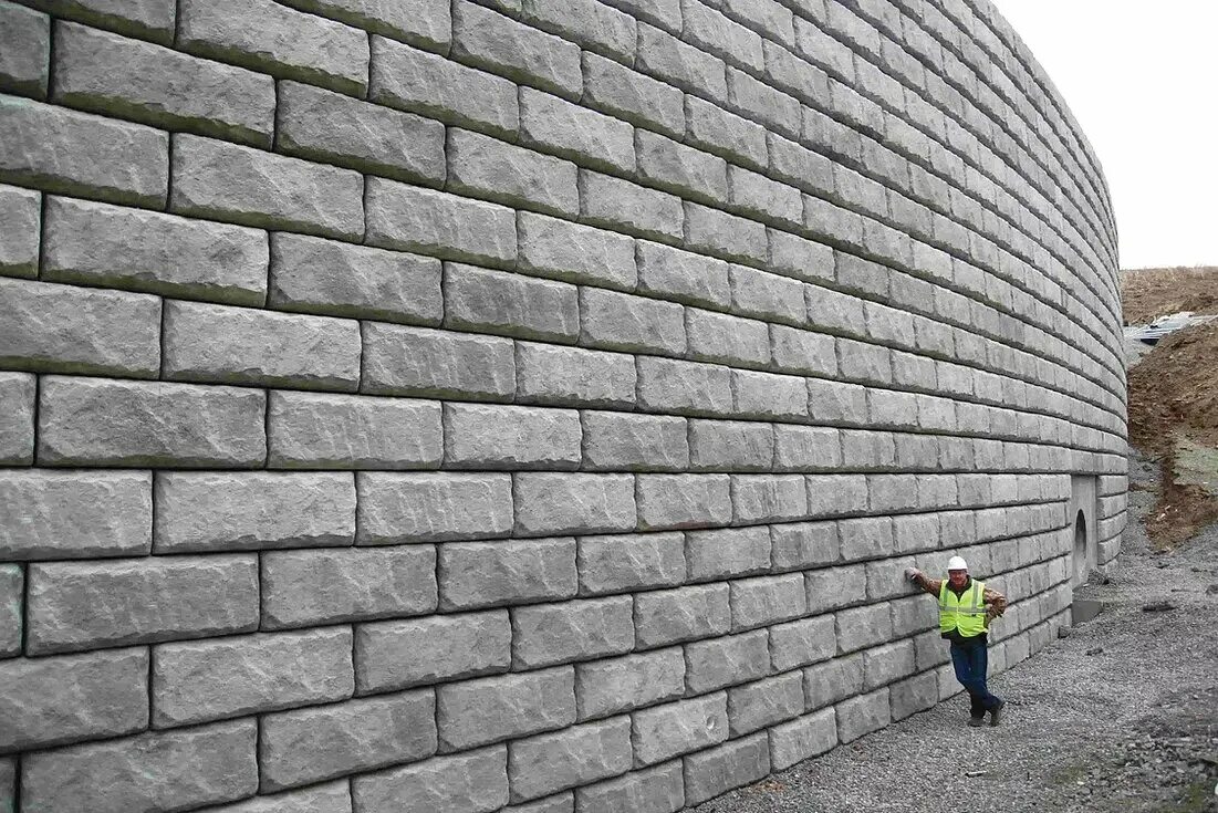 Они плотной стеной. Подпорные блоки Макволл. Блоки Тенсар. Подпорный камень Меликонполар. Армогрунтовые подпорные стены.