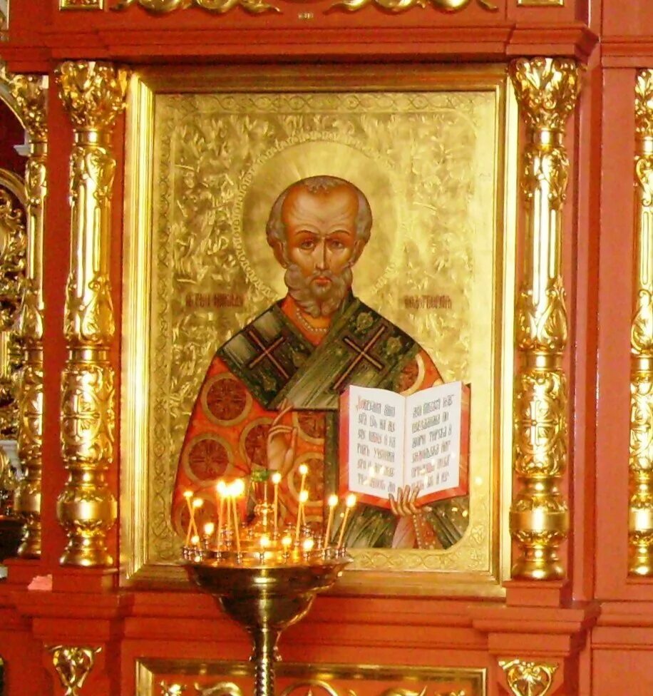 свечка в руках икона. николай чудотворец икона в храме. икона николая чудотворца со свечами. храм николая чудотворца. свечка николаю чудотворцу.