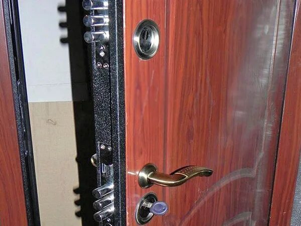 Накладки сувальдные "гардиан". Ручка для калитки из профнастила. Броненакладка на цилиндровый замок гардиан. Ограничитель от закрывания двери. Как закрепить накладку на дверь.