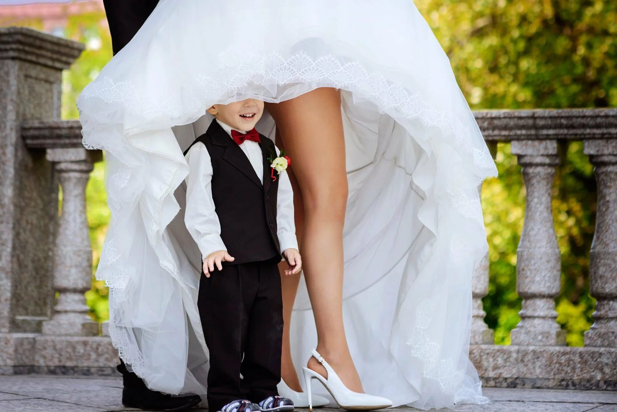 Казусы на свадьбе. Дети на свадьбе. У невесты под платьем. Дети в свадебных нарядах. Девчонки на свадьбе.