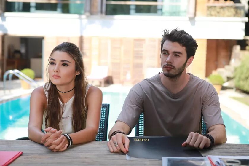 Турецкий сериал хайат и мурат. Любовь не понимает слов сериал хаят. Ашк лафтан анламаз. Бурак дениз и ханде. Хаят и мурат сериал.