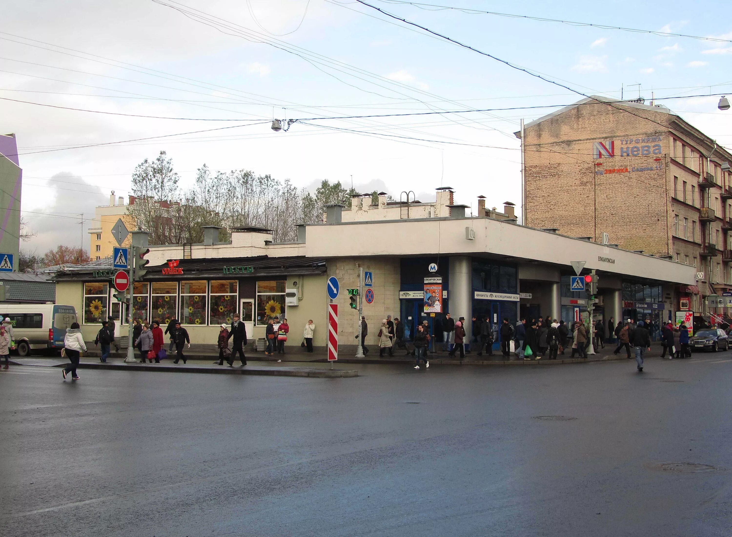 Станция метро елизаровская. Питер метро елизаровская. Станция метро елизаровская санкт-петербург проспект елизарова. Метро ломоносовская санкт-петербург. Елизаровская.