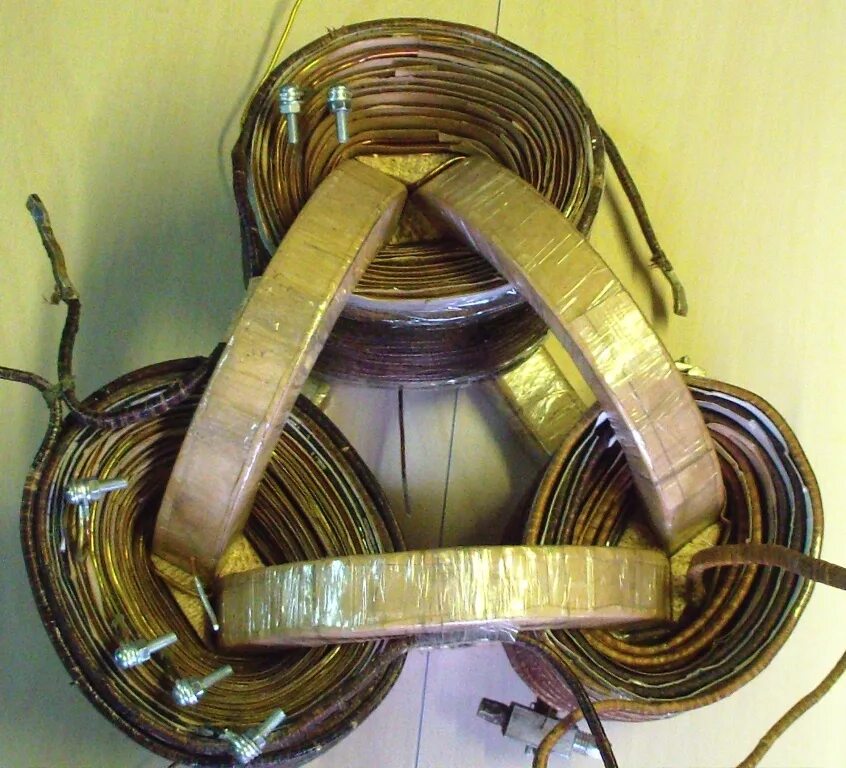 Трансформатор с 3 обмотками. Тороидальный дроссель. трехфазный тороидальный трансформатор. намотка трансформатора 10квт. тороидальный трехфазный дроссель.