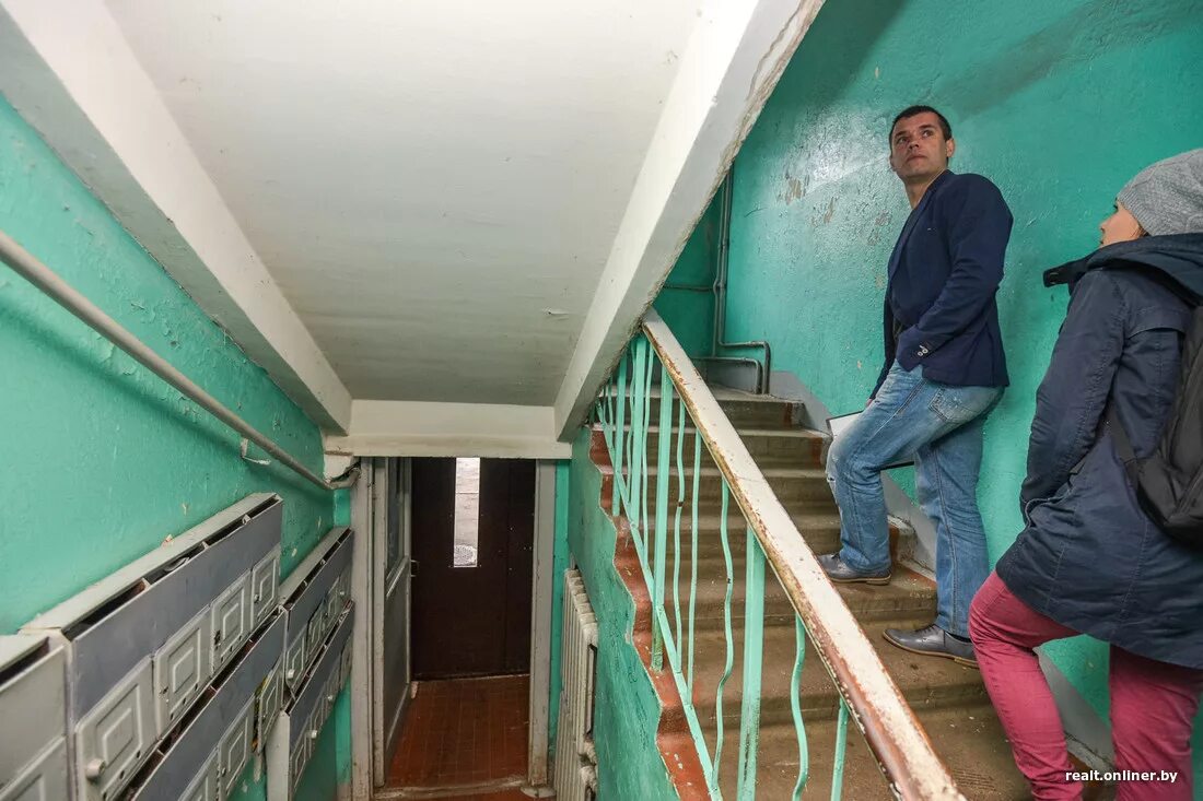 Страшный подъезд. Запущенных подъездов. Плохой подъезд. Запущенных подъездов. Лестничная площадка в подъезде.