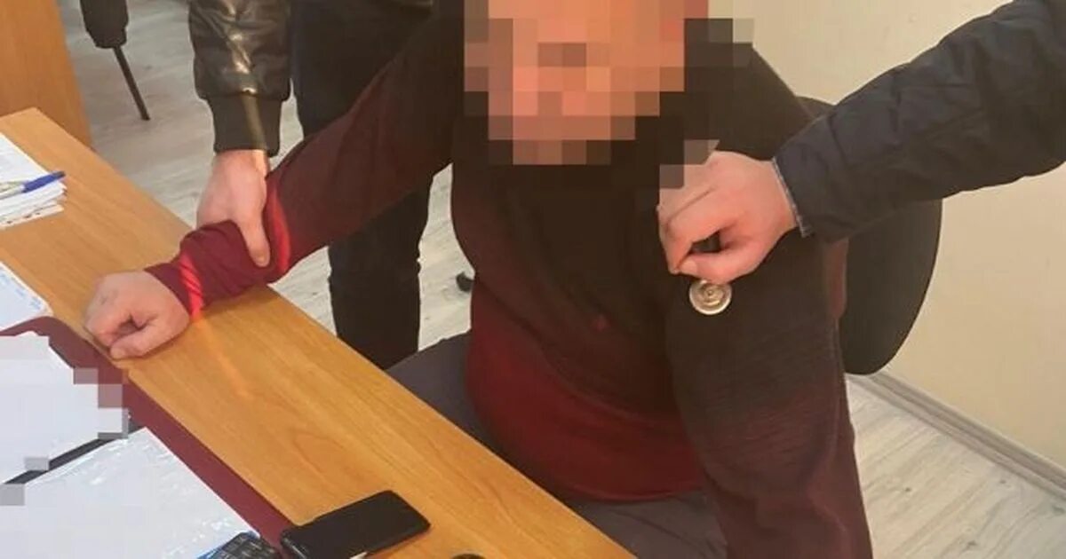 Взятка условно. Чиновник попался на взятке. в москве за взятку задержан. взятка чиновнику. момент задержания за взятку.