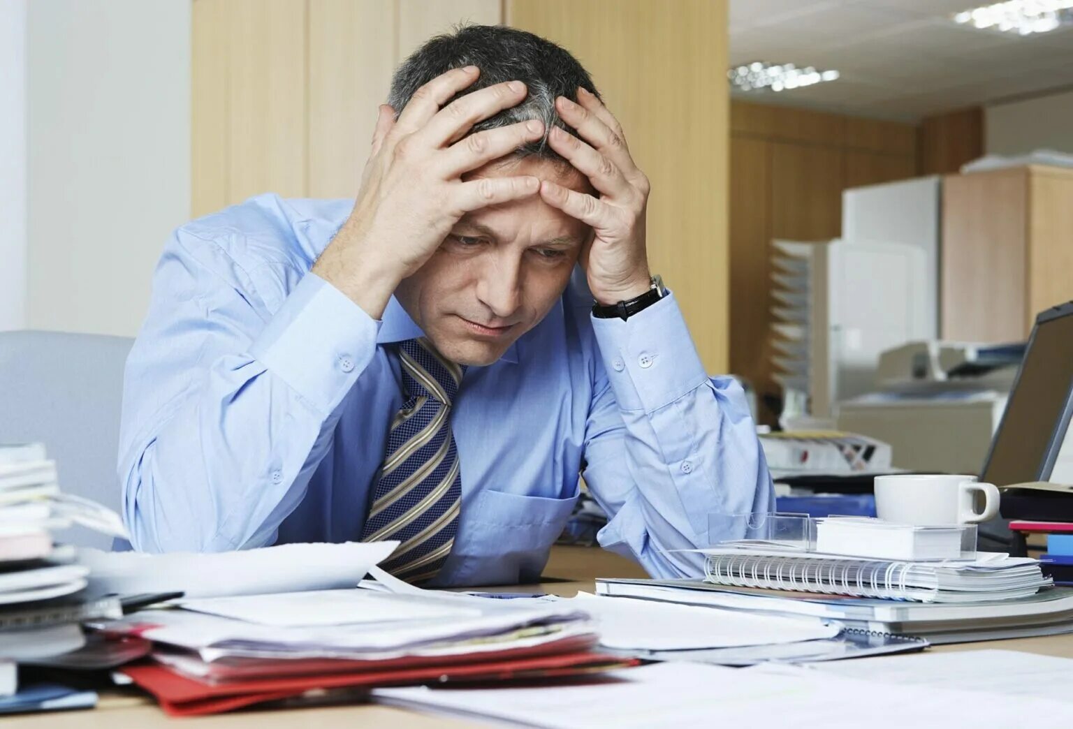 Проблема стресс работа. Человек в стрессе. Уставший мужчина в офисе. Работник в стрессе. Предприниматель устал.