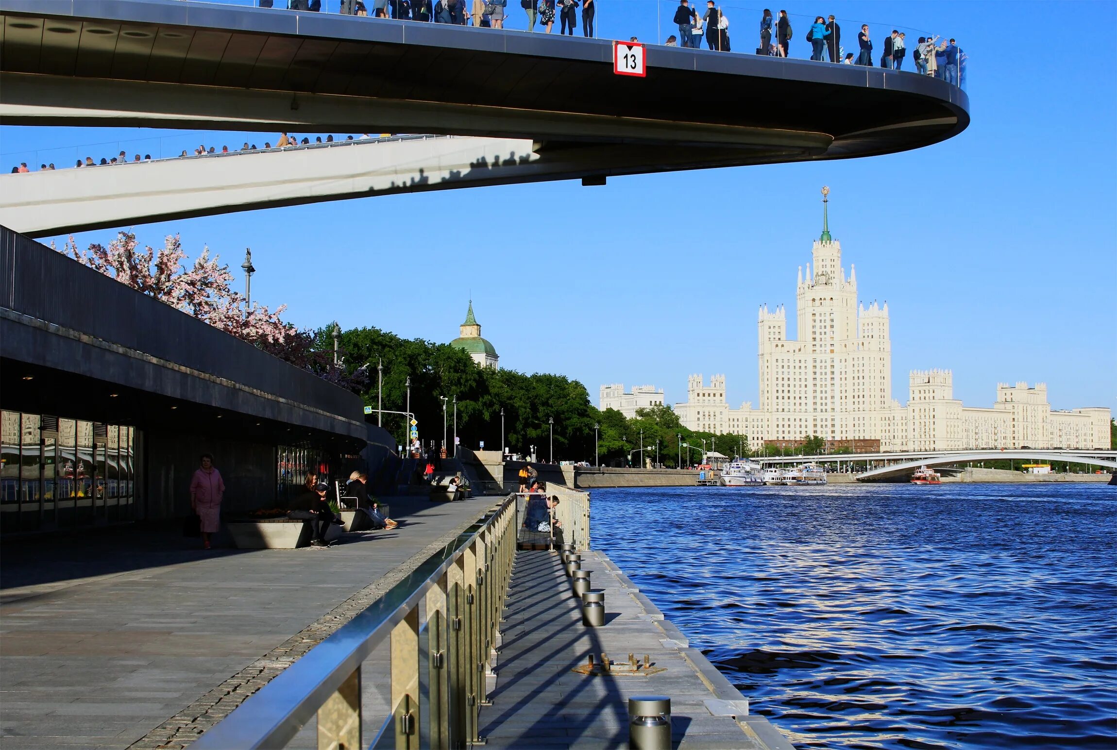 Набережная в москве где. Парк Зарядье набережная. Москворецкая набережная Москва. Москворецкая набережная Москва Зарядье. Москворецкий парк набережная.