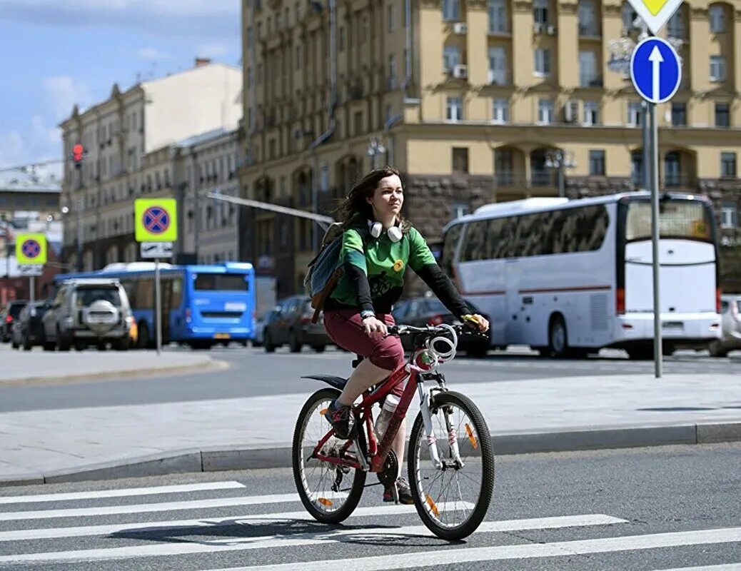 Пропустить велосипедистов. Велосипедист на дороге. Пешеход с велосипедом. Велосипед на проезжей части. Велосипед на переходе.