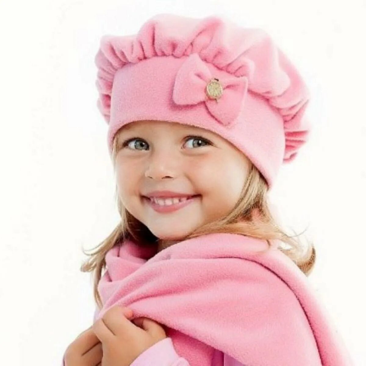 Берет для девочки. Девочка в берете. Детские береты. Вязаные беретки для девочек. Шапка для девочки.