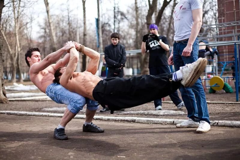 Спорт без движения. Ghetto workout воркаут. уличный воркаут. уличные спортсмены. воркаутеры (уличные гимнасты, турникмены).