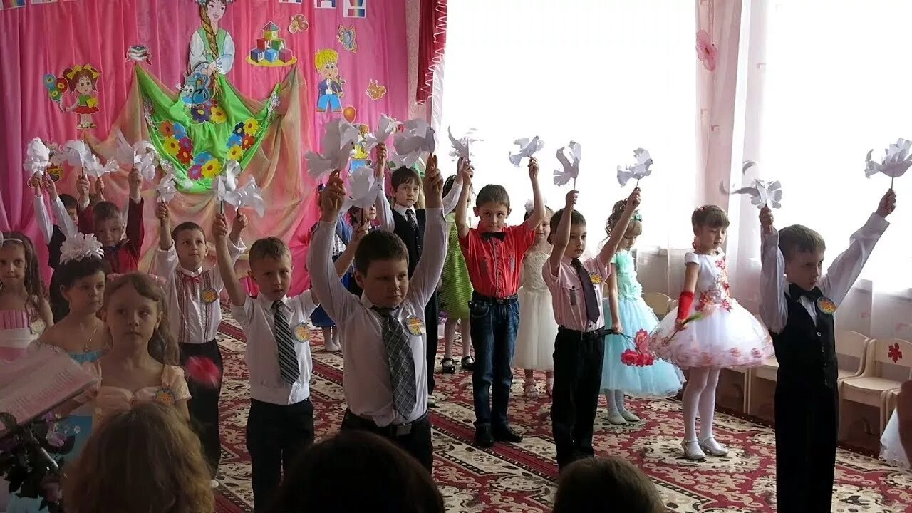 Вальс на выпускной в детском саду видео. Танец на выпускной в детском саду. Вальс на выпускной в детском саду. Танцы на выпускном в саду. Танец на выпускной в детском саду веселый.