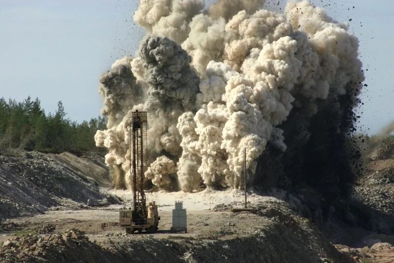 Взорванная горная масса. Подрыв горных пород. Буровзрывные работы. Взорванная горная масса. Наоя хатакеяма.