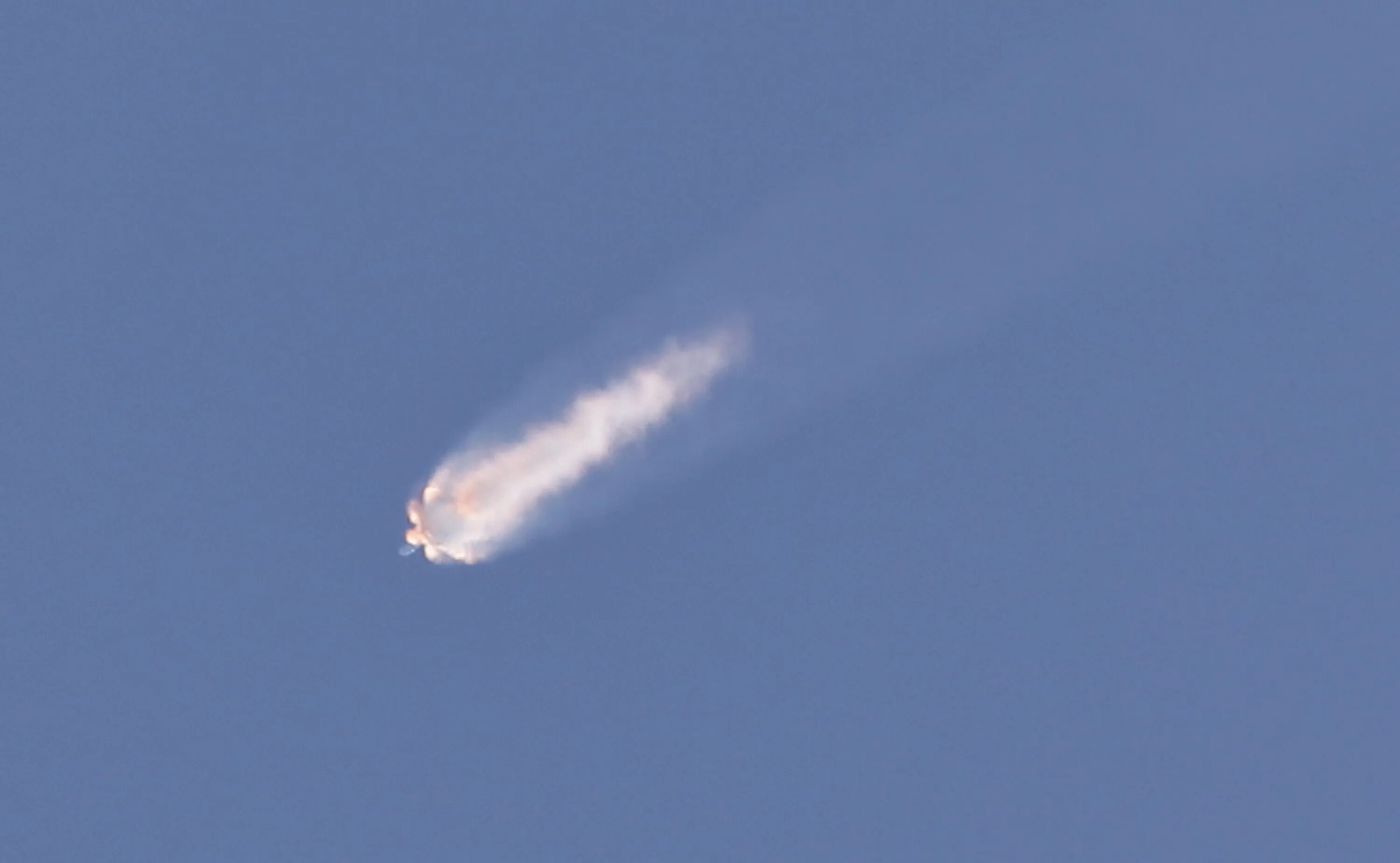 Сгорела ракета. Ракета Falcon 9 в небе. След от ракеты в небе. Взрыв ракеты. Взрыв ракеты в небе.