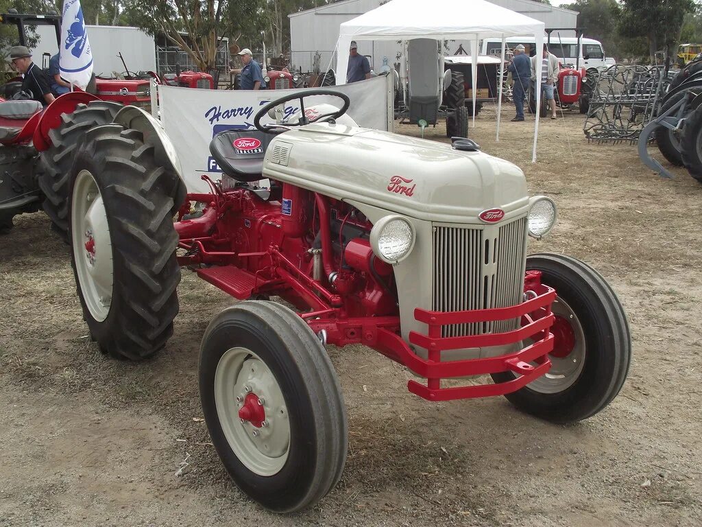 Love tractor. Трактор Ford 8n. Трактор Форд 1950. Трактор Форд 655а. Форд трактора 50х.