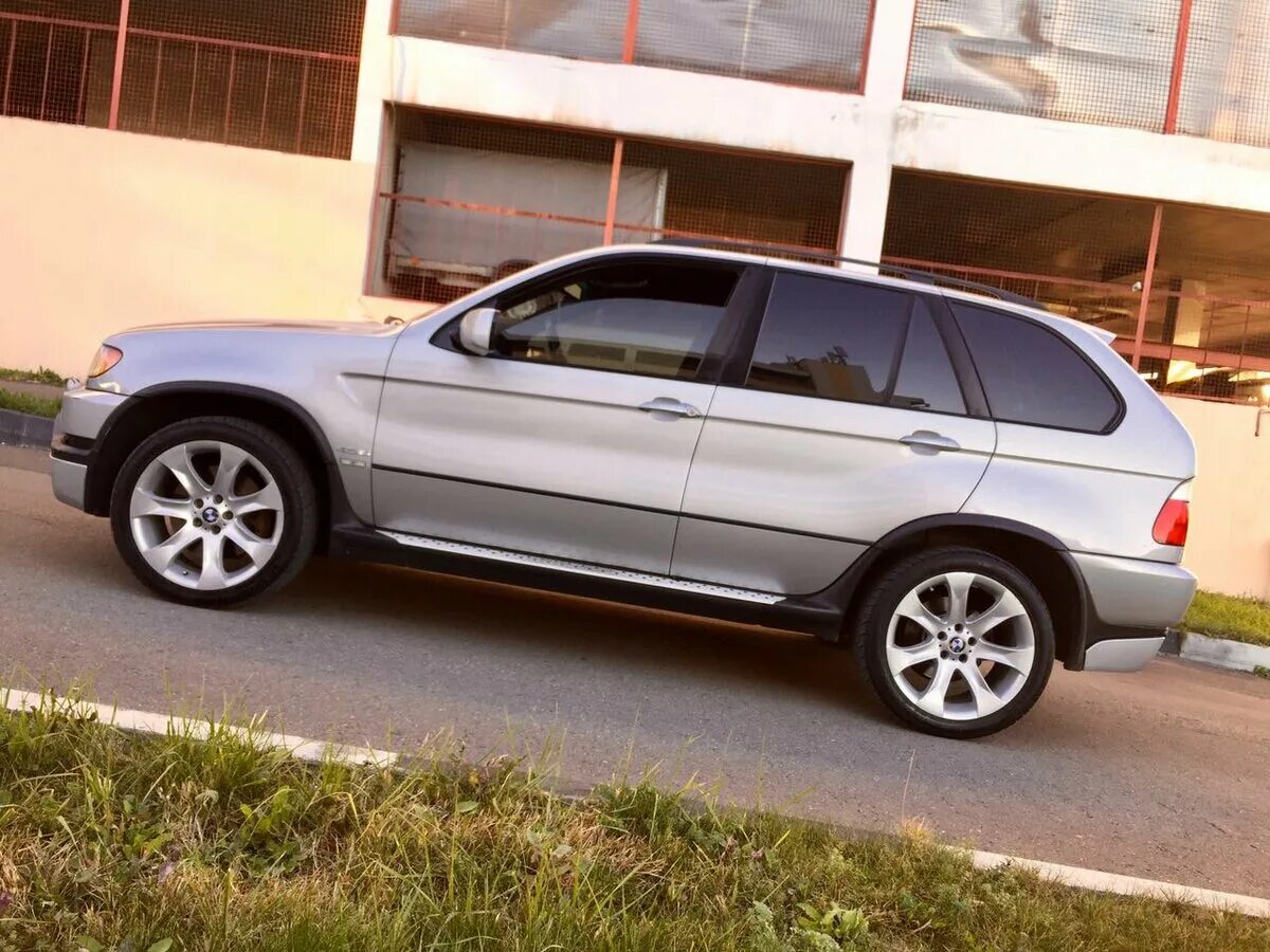 Х 5 21 16. BMW e53 4.6 серебристый. БМВ х5 е53 4.8 is. Серебристый БМВ е53 4.8. БМВ х5 е53 4.6is.