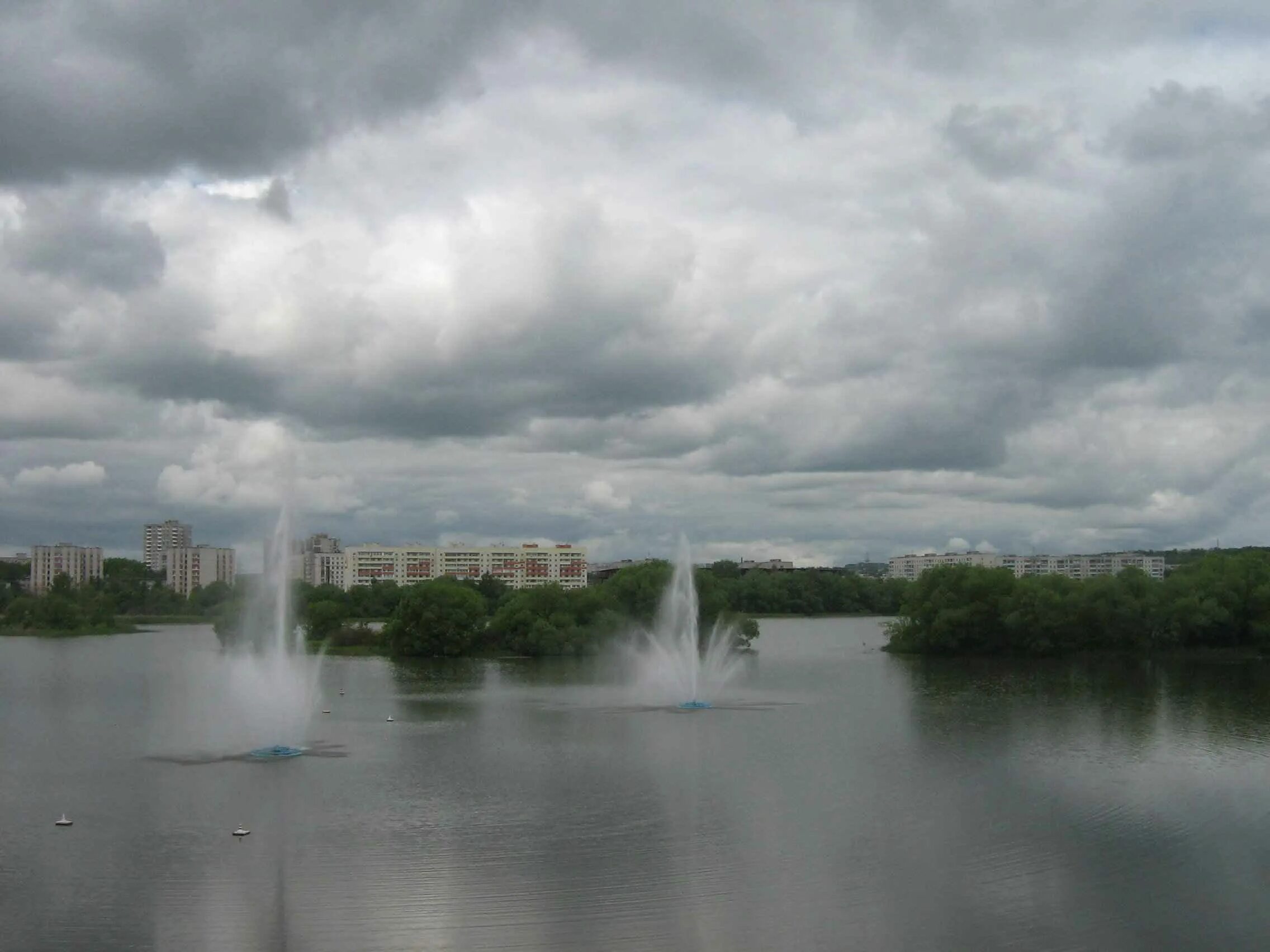 Река Свияга Ульяновск. Озеро Свияга Ульяновск. Водные ресурсы Ульяновской области. Фонтаны на Свияге. Водные богатства ульяновской области