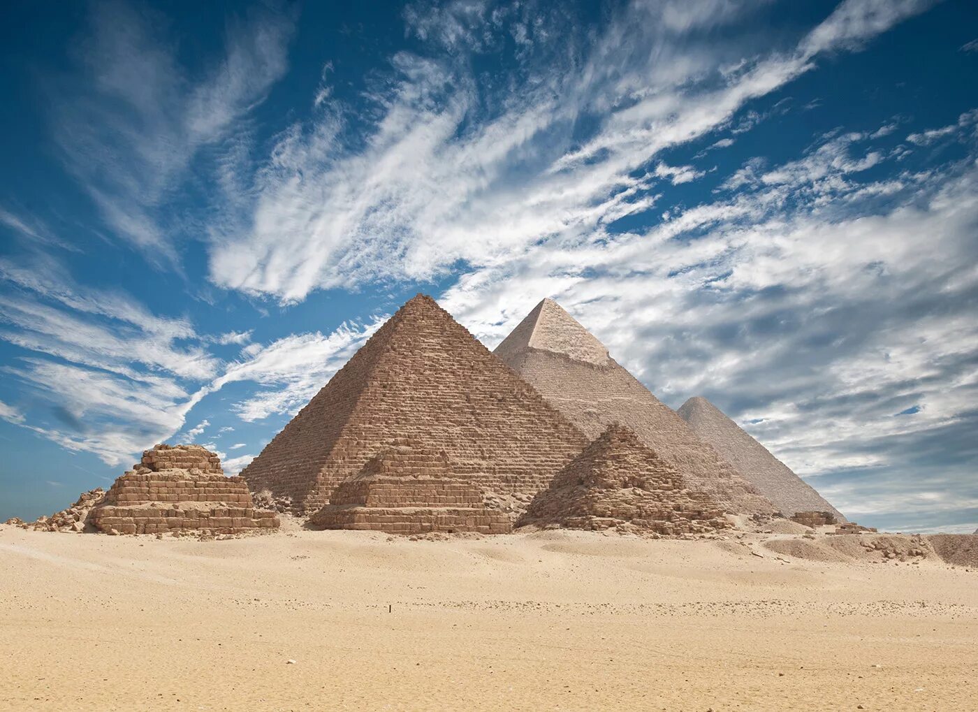 Bank misr. Пирамиды Гизы в Египте. Пирамида Хеопса Каир. Каир Гиза пирамиды. Достопримечательности Египта пирамиды Гизы.