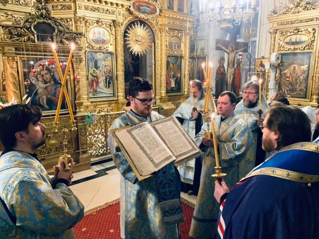 служба в богоявленском соборе сегодня. свято-богоявленский храм олег гринев.