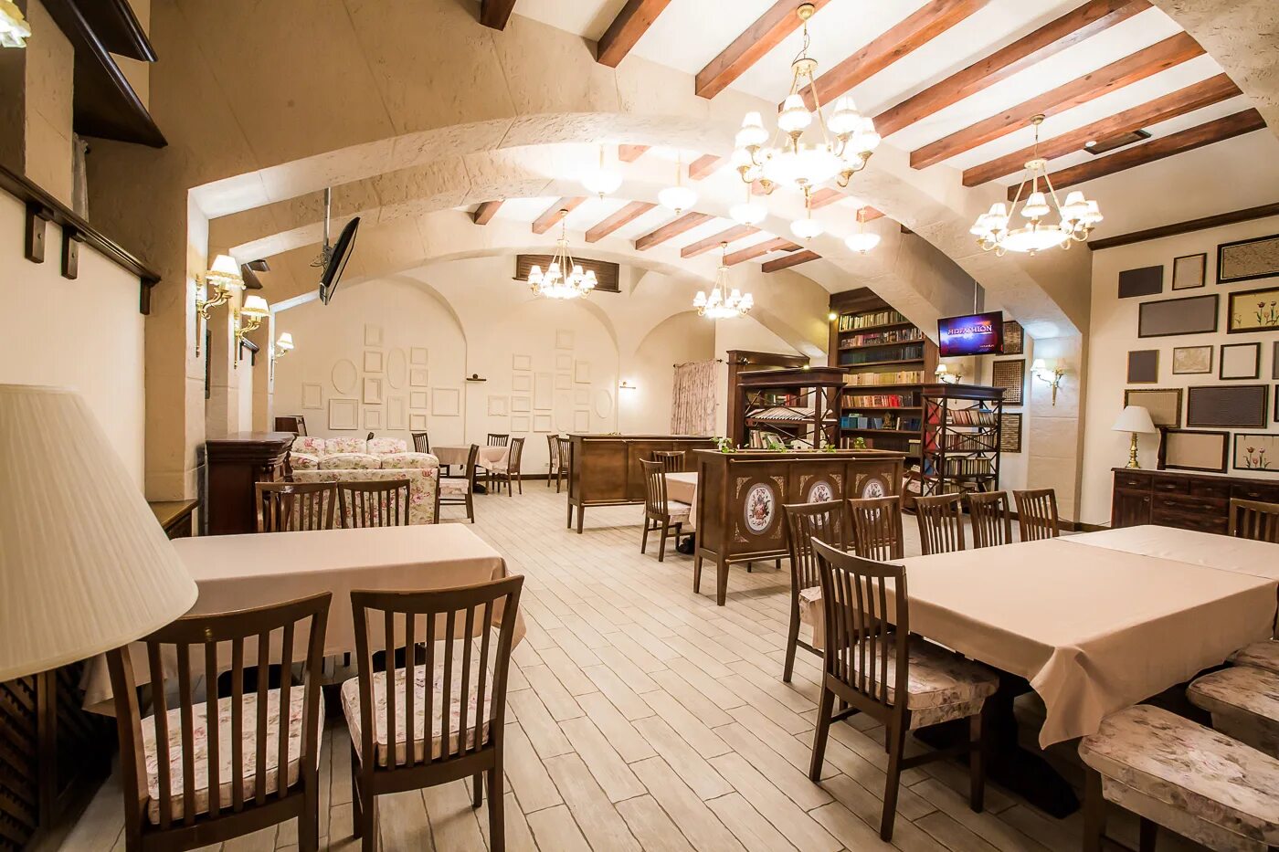 Трактир подкова пландина. Кафе деревянные узоры. Трактир подкова. Подкова екб ресторан. Ресторан подкова москва.