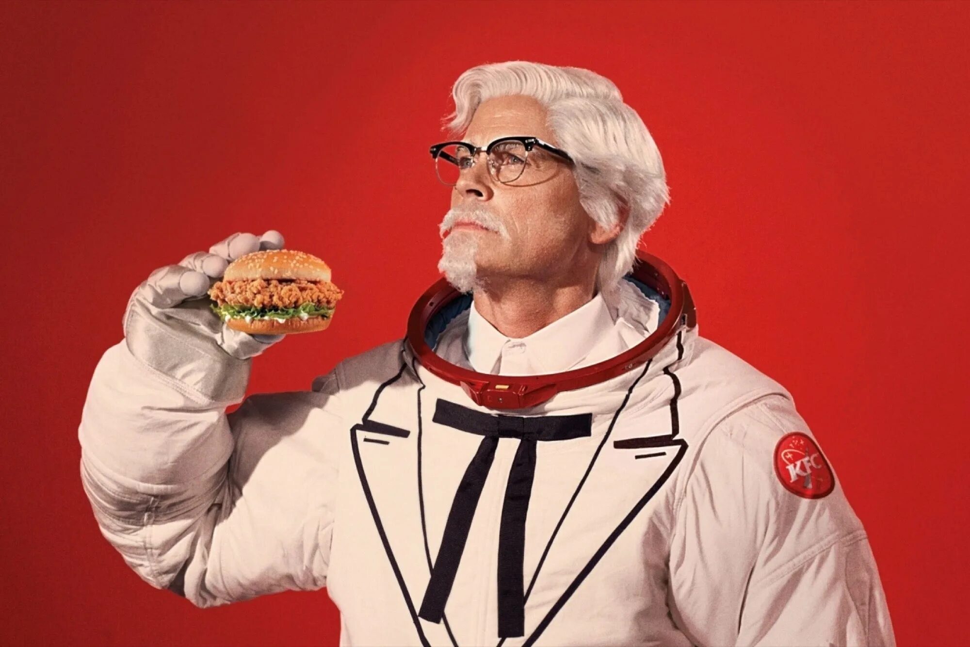 Почему kfc теперь называется ростикс. Сандерс кфс. kfc полковник сандерс. kfc реклама 2025. реклама кфс полковник сандерс.