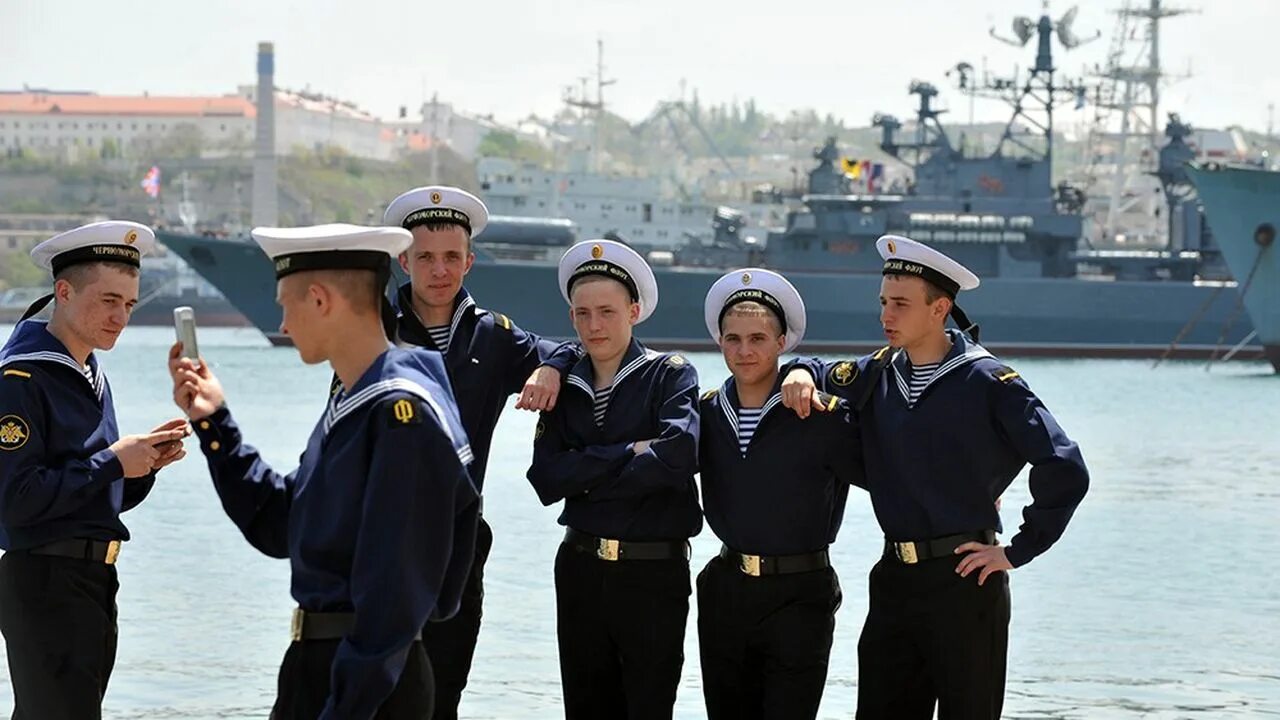 Служащий военно морского флота. Форма ВМФ матрос Тихоокеанский флот. Форма ВМФ Черноморского флота. Матросы ВМФ ЧФ. Моряки Северного флота.