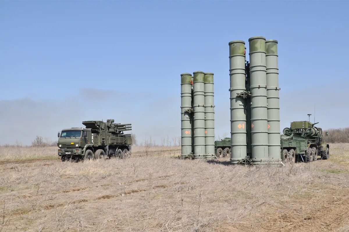 Пво перехватили. С-300 зенитный ракетный комплекс. С-300пму2. Зенитная ракетная система с-300-ПМ. С-300пм2 Фаворит.