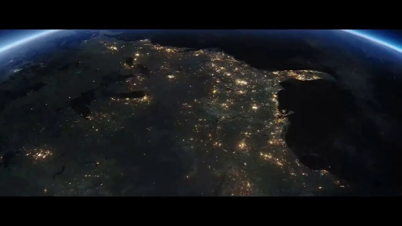Клэр упавшая с луны. Разлом луны. moonfall фильм. луна фильм 2025. падение луны фильм.