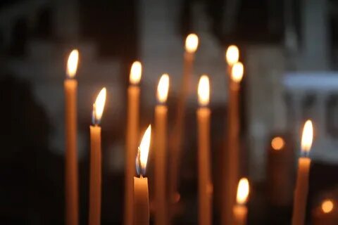 Почему церковная свеча плачет