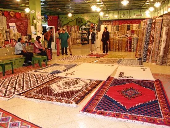 Ковров сторе. Кайруанские ковры. Ковры из Туниса. Ковры из Кайруана. Кайруан центр ковров.