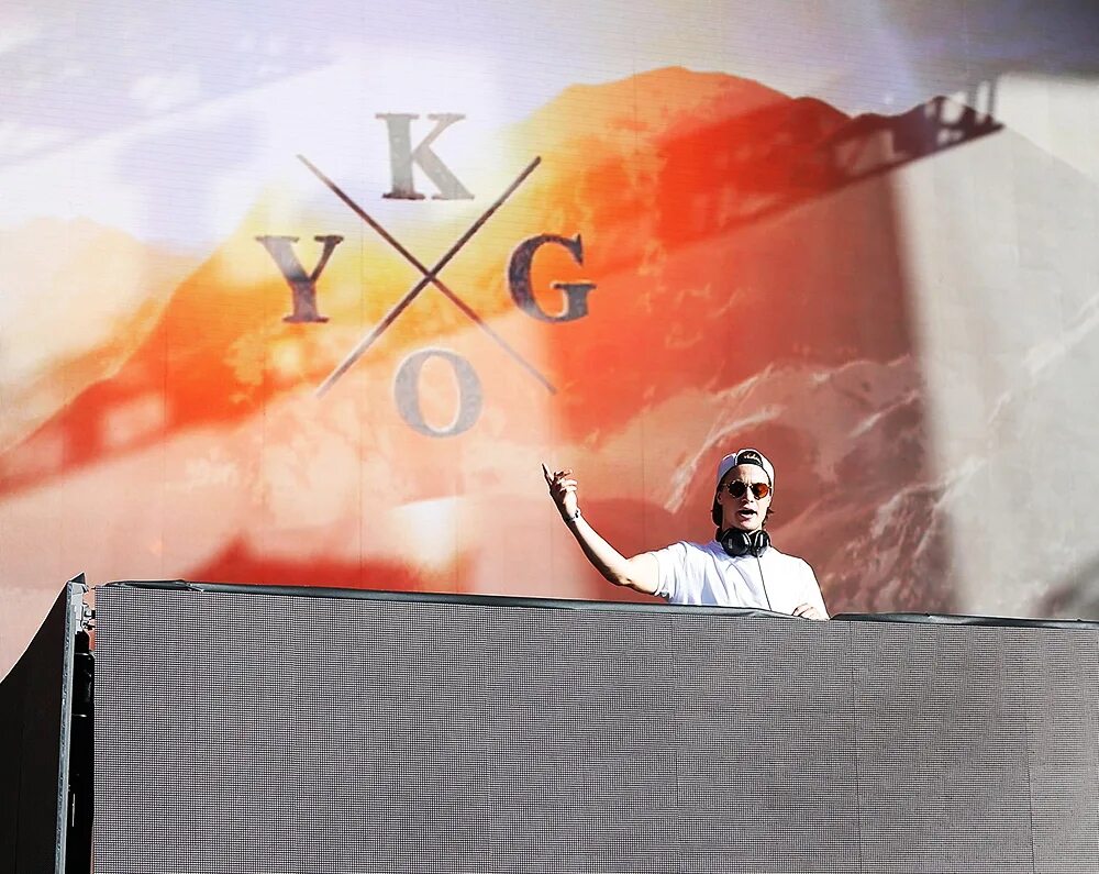 Kygo without you. Kygo. kygo норвежский диджей. kygo в молодости. kygo с родителями.