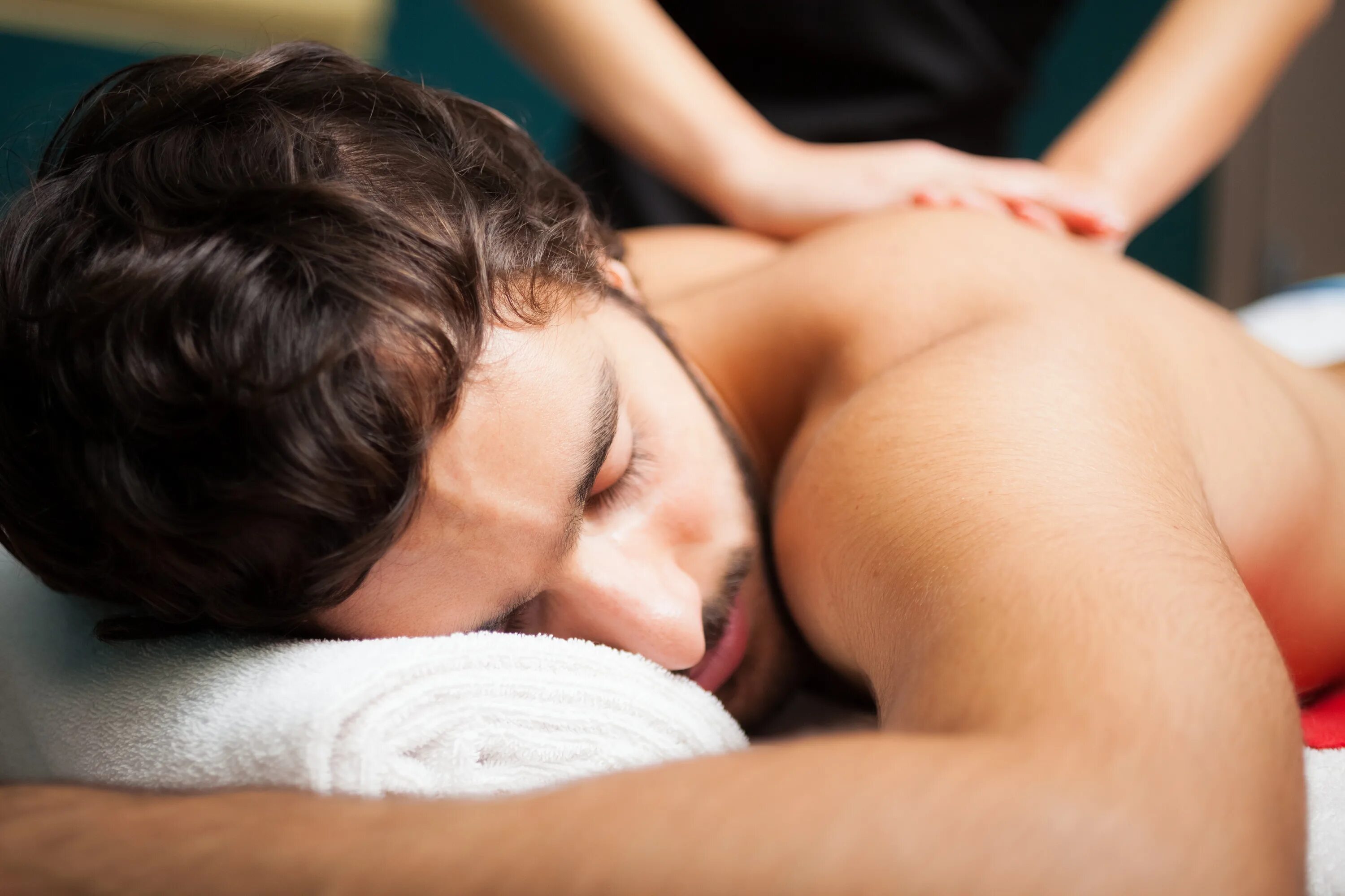 Massage guy. Массаж мужчине. Массаж мужчине фото. Массаж мужчина мужчине. Массаж мужчине картинки.